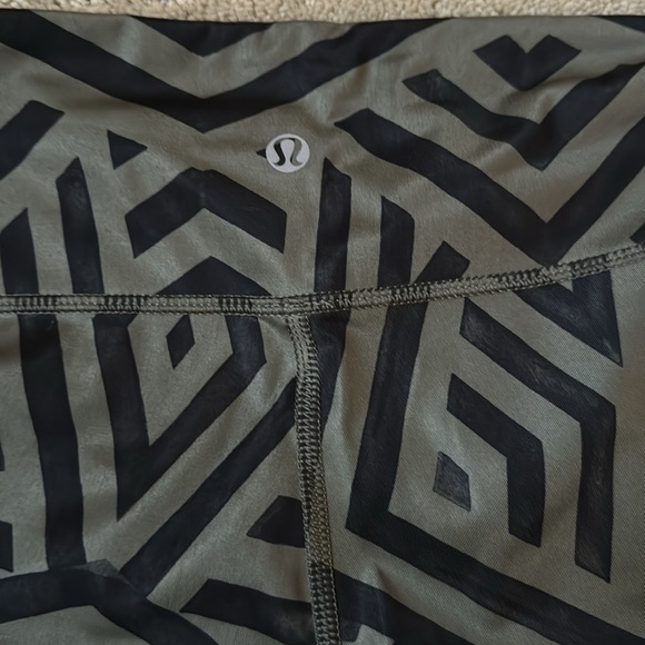 Lululemon leggings. Geometric print - Picture 2 of 4